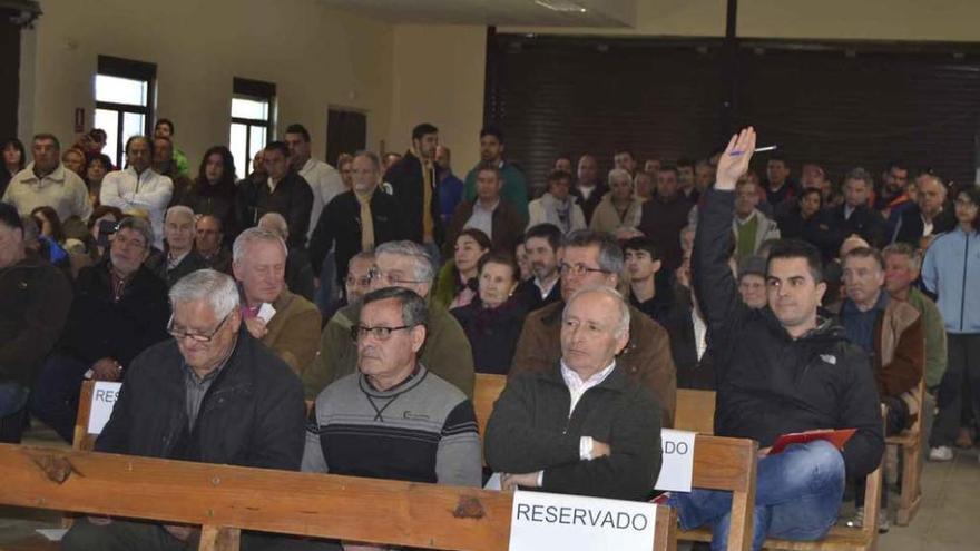 Cazadores asistentes en Villardeciervos a la subasta de ciervos, corzos y lobos para esta temporada.