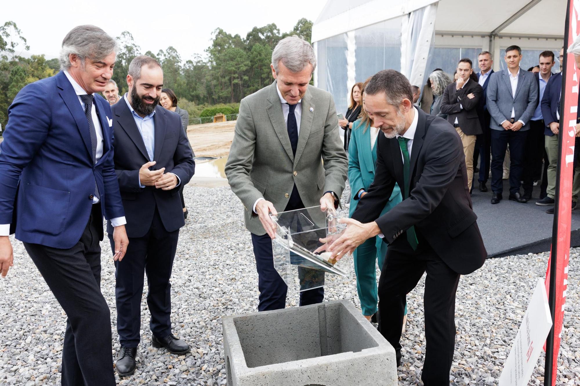 Rueda y Trías colocando la primera piedra de la planta de Stolt Sea Farm.