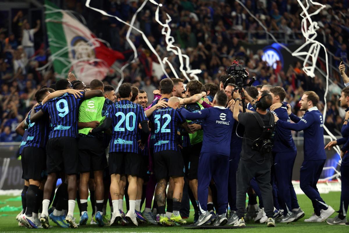 Los jugadores del Inter tras el partido de la Serie A que han jugado Inter Milan y Parma Calcio en Milan, Italia. EFE/EPA/MATTEO BAZZI