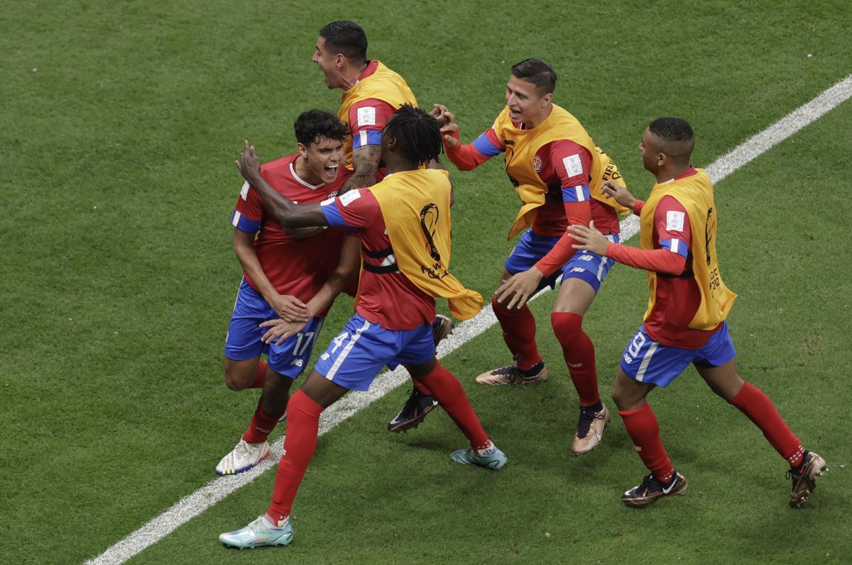 GR4014. JOR (CATAR), 01/12/2022.-  Jugadores de Costa Rica celebran un gol hoy, en un partido de la fase de grupos del Mundial de Fútbol Qatar 2022 entre Costa Rica y Alemania en el estadio Al Bait en Jor (Catar). . EFE/Antonio Lacerda