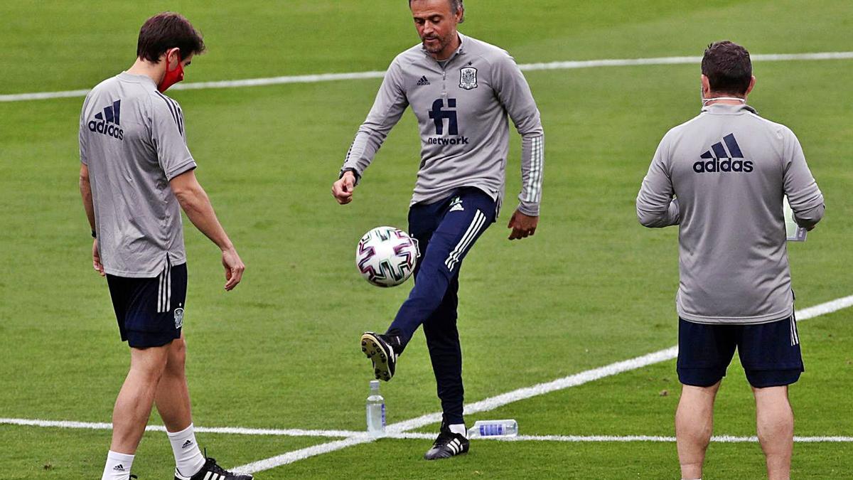 Luis Enrique y sus ayudantes, peloteando, antes del entrenamiento en La Cartuja. |  // JULIO MUÑOZ