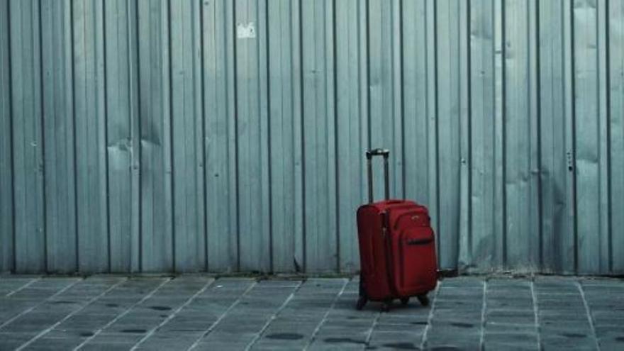 La controvèrsia de les maletes vermelles: de debò són les primeres a descarregar-se de l&#039;avió?