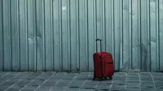 La controvèrsia de les maletes vermelles: de debò són les primeres a descarregar-se de l'avió?