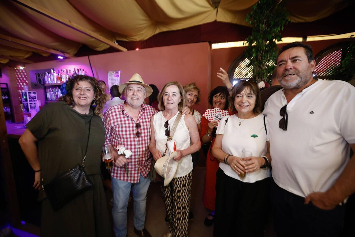 Peñas y el PSOE brindan en un caluroso sábado de Feria