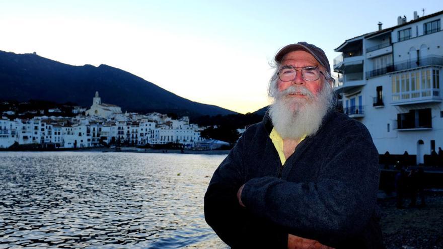 Clyde Butcher davant de Cadaqués, al capvespre.