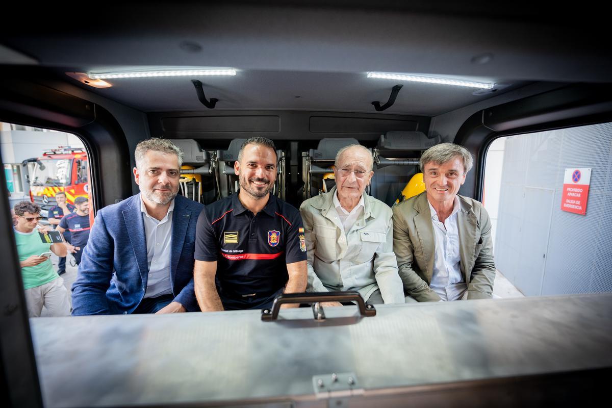Carlos Conde, el jefe del Real Cuerpo de Bomberos de Málaga, Francisco de la Torre y Avelino Barrionuevo