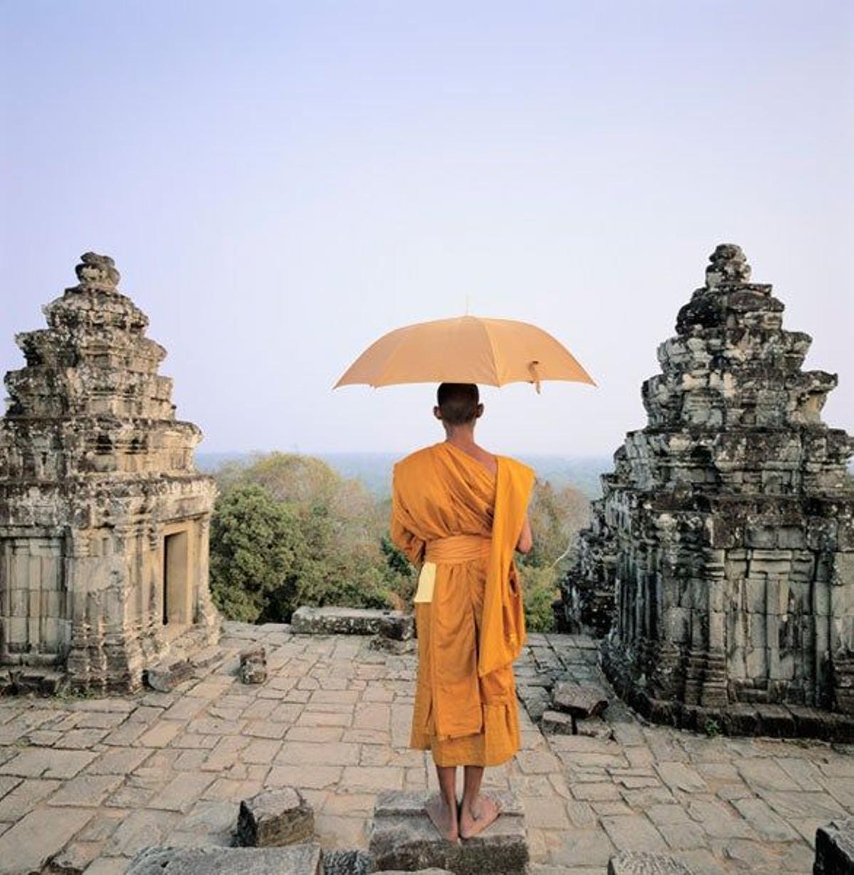 Monje budista observando los Templo de Angkor, en Camboya.