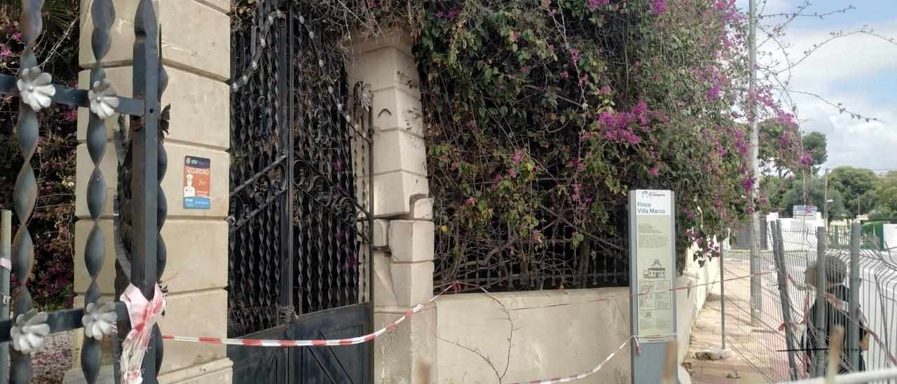 Una de las obras acordada es la reparación de la puerta de acceso a Villa Marco