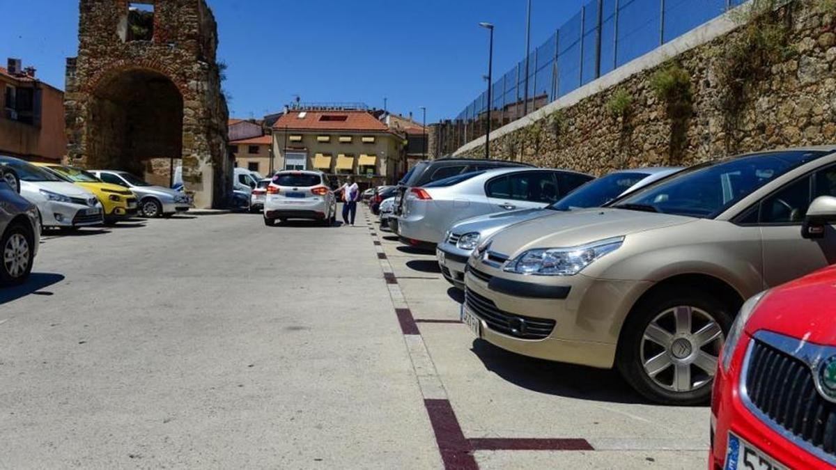 Aparcamiento de la plaza Obispo Amadeo de Plasencia, donde son habituales los 'gorrillas'.