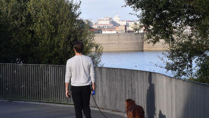 El Concello de Arteixo prevé ampliar el paseo del lago de Meicende para bordear todo el embalse