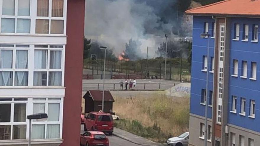 El incendio, al fondo, con varios bloques de viviendas a ambos lados.