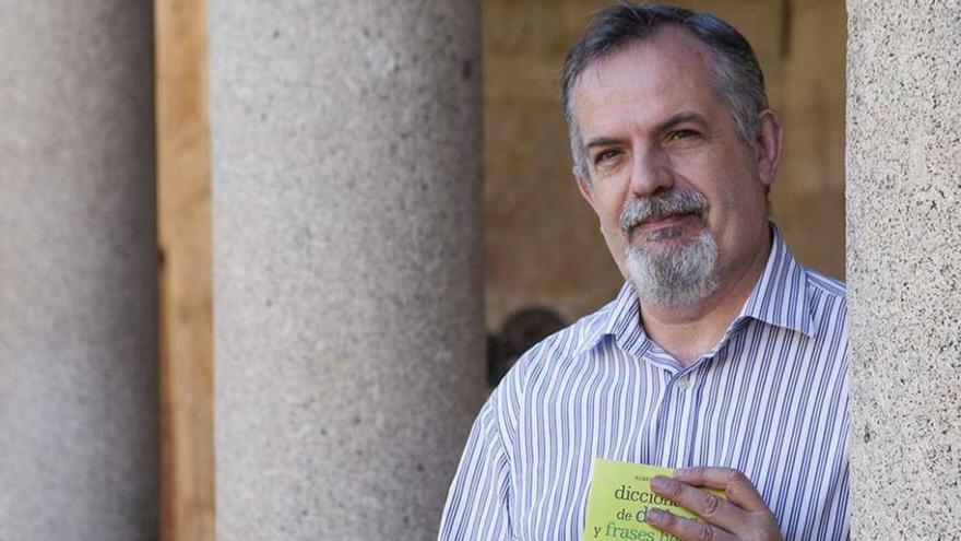 El profesor Alberto Buitrago muestra su libro.