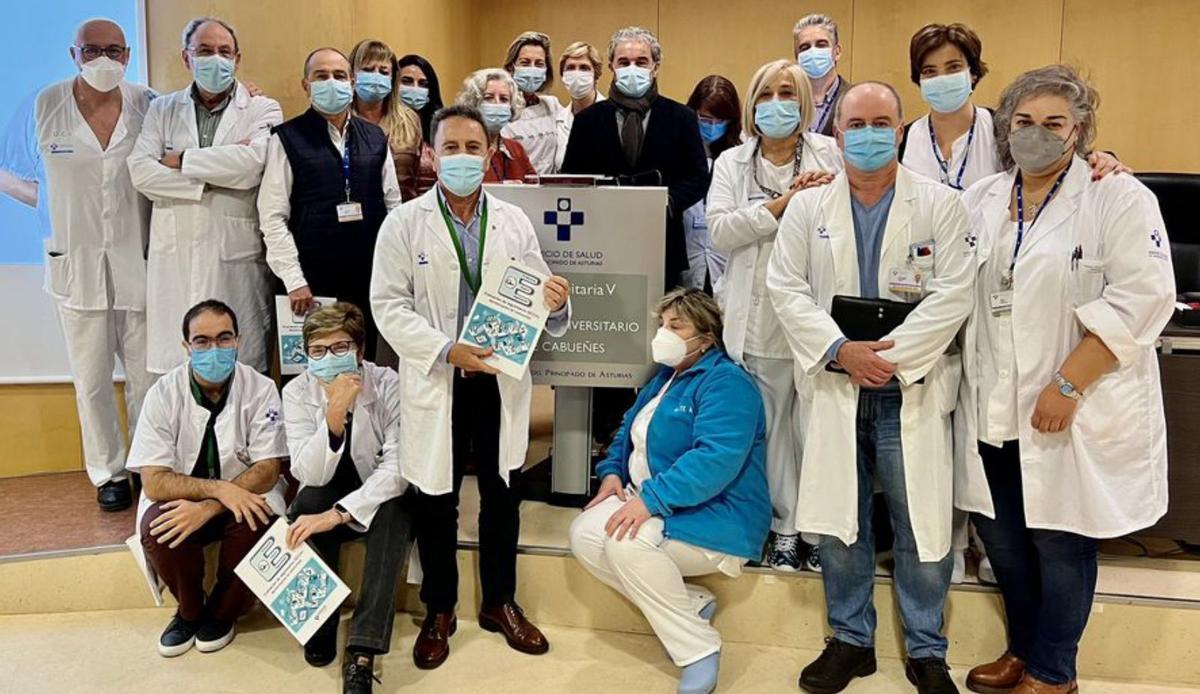Equipo de profesionales de Cabueñes (con Manuel Bayona, en el centro, y la director médica Clavel Arce, a la izquierda), ayer, en el salón de actos del hospital con su programa de buenas prácticas.