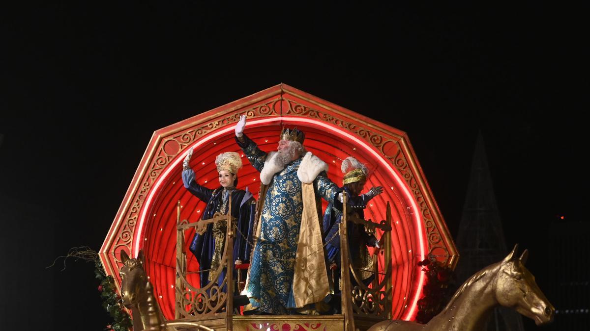 El Rey Melchor saluda a los niños durante la cabalgata, a 5 de enero de 2024, en Madrid (España). Los Reyes Magos recorren en su tradicional cabalgata el centro de Madrid. El lema del desfile de este año es ‘El regalo de la inocencia’, como homenaje a la