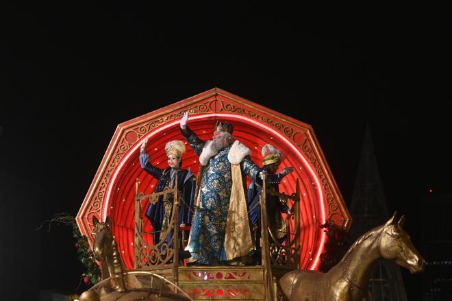 El Rey Melchor saluda a los niños durante la cabalgata, a 5 de enero de 2024, en Madrid (España). Los Reyes Magos recorren en su tradicional cabalgata el centro de Madrid. El lema del desfile de este año es ‘El regalo de la inocencia’, como homenaje a la