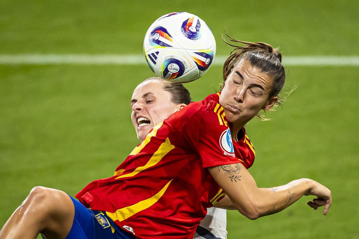 Patri Guijarro pugna por el balón.