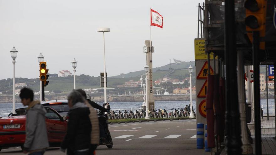 La escalerona estrena bandera. Los bomberos renovaron ayer la bandera de Gijón que preside la Escalerona –en la foto– y las tres banderas –la de Gijón, la de Asturias y la de España– de la playa de Poniente. | Ángel González