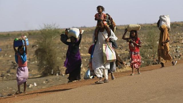 Una familia huye de un ataque rebelde en la ciudad sursudanesa de Rank, el pasado viernes.