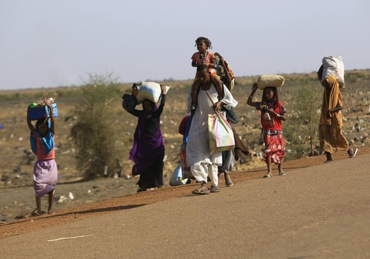 Una família fuig d’un atac rebel a la ciutat sud-sudanesa de Rank, divendres passat.
