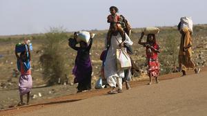 Una família fuig d’un atac rebel a la ciutat sud-sudanesa de Rank, divendres passat.