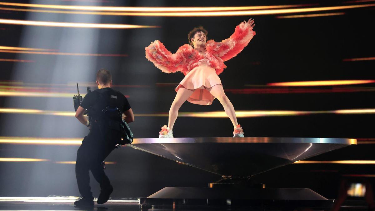 Nemo, representante de Suiza, durante su actuación en la fonal de Eurovisión.