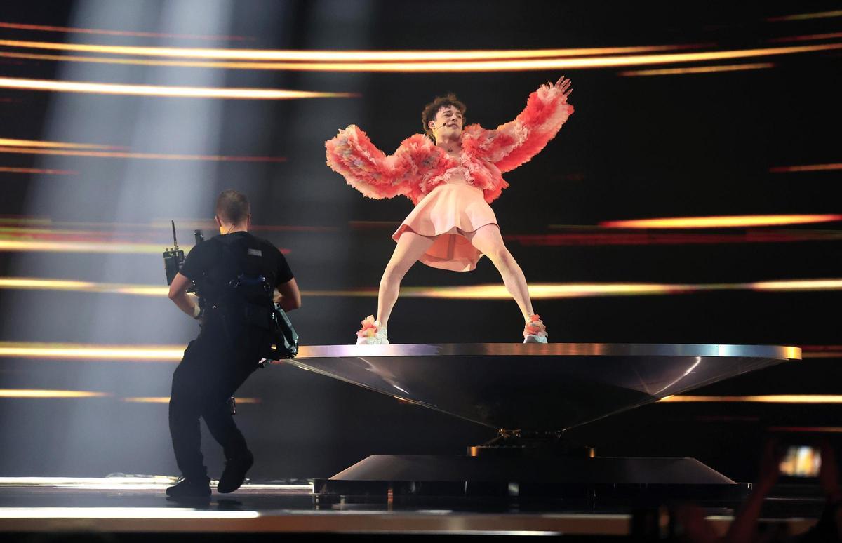 Nemo, representante de Suiza, durante su actuación en la fonal de Eurovisión.