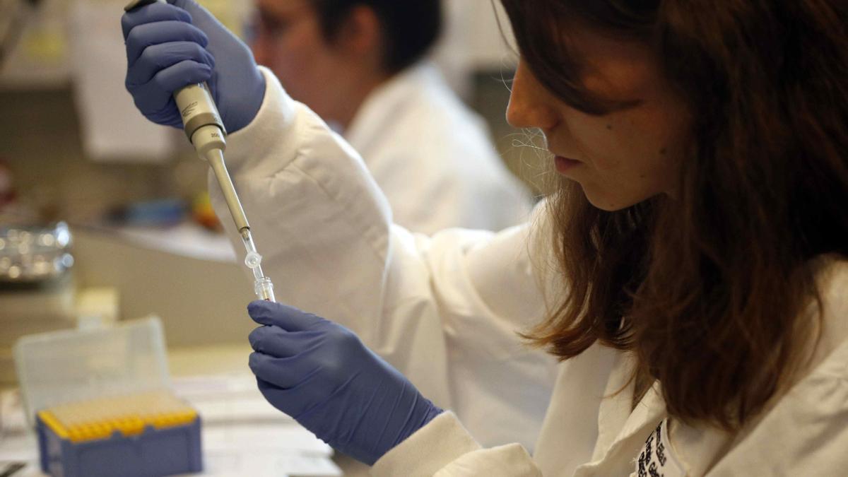 Una investigadora trabaja en la creación de un medicamento biosimilar.