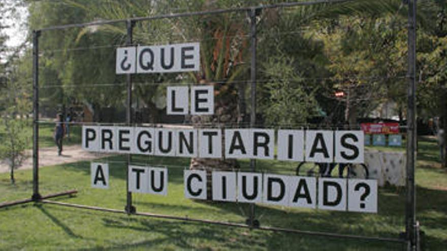 Preguntas como esta se encontrarán los ciudadanos repartidas por Valencia en octubre.