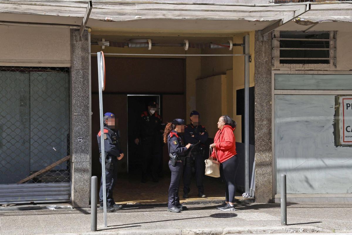 Tècnics de l’Ajuntament de Girona revisen l’estat del bloc ocupat de la ronda Ferran Puig amb suport de la policia