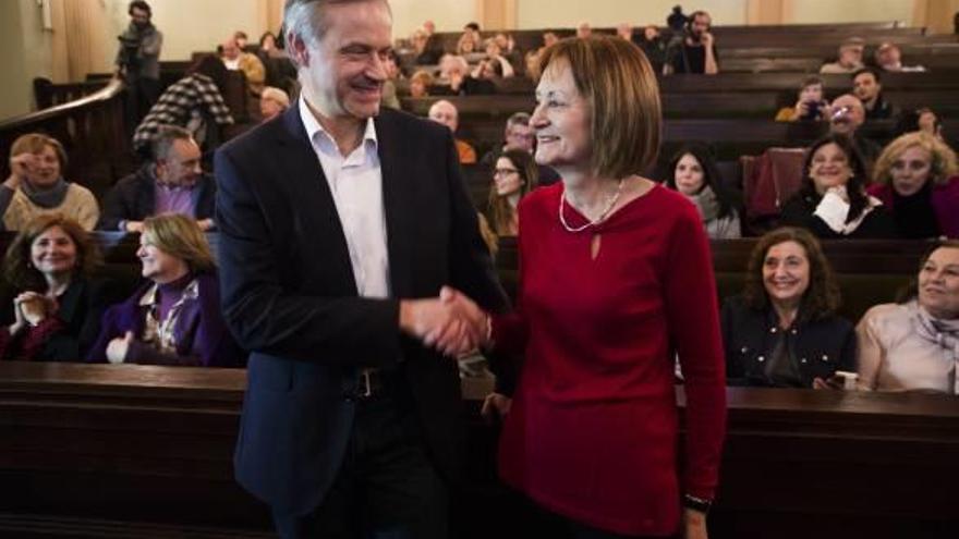 Los dos aspirantes al rectorado, Vicent Martínez y Mavi Mestre, tras la primera votación.