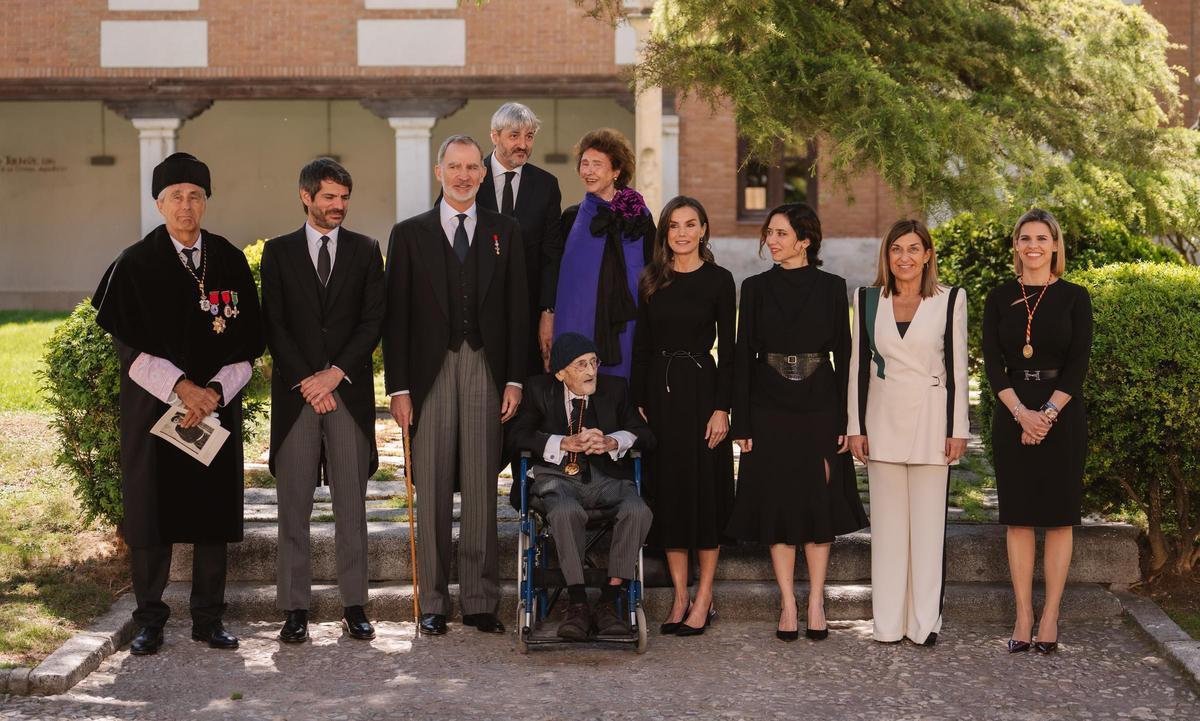 Álvaro Pombo, junto a las autoridades que le han acompañado durante el premio Cervantes 2024.