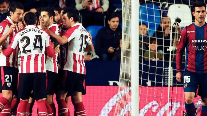 Los jugadores del Athletic celebran el primer gol.