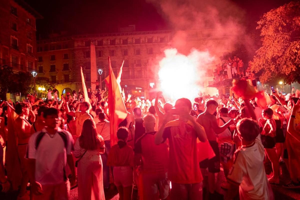Miles de personas celebran en Palma la victoria de España frente a Argentina en la final del Mundial