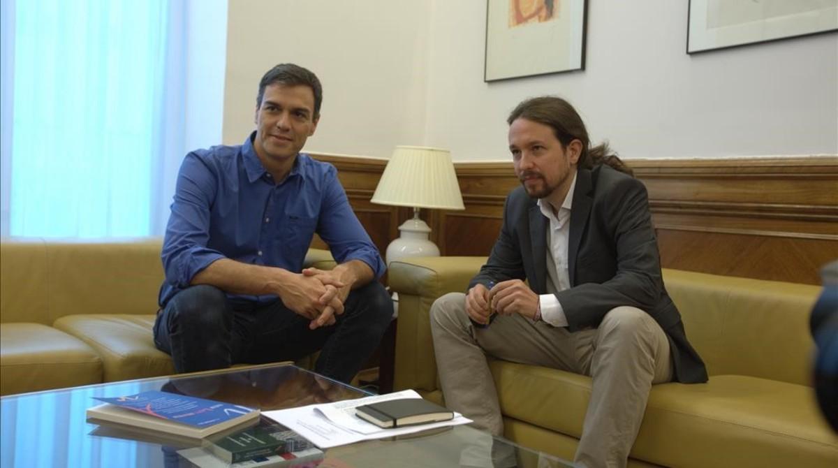 Pedro Sánchez y Pablo Iglesias en una reunión el pasado verano. Pedro Sánchez y Pablo Iglesias en una reunión el pasado verano.