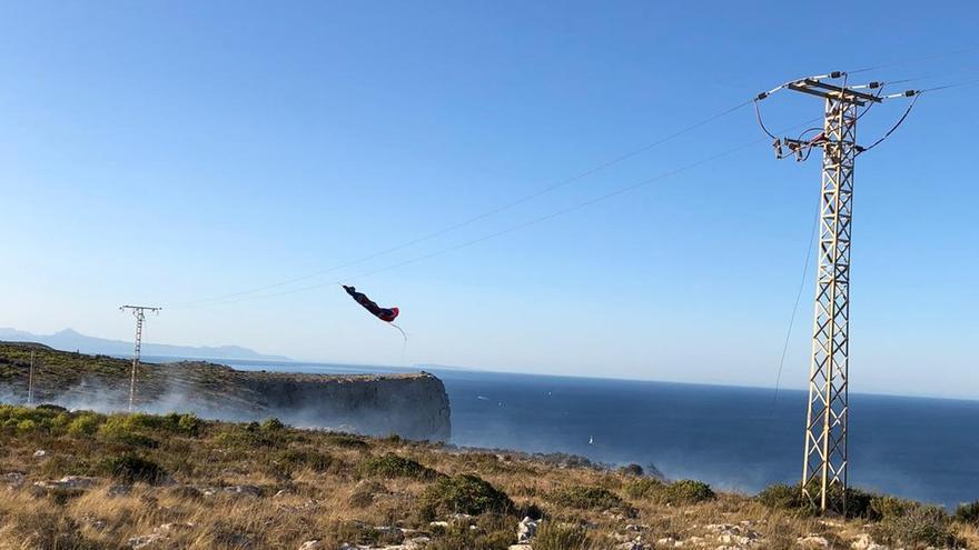 El parapente, colgado de la línea eléctrica del Cap de Sant Antoni de Xàbia