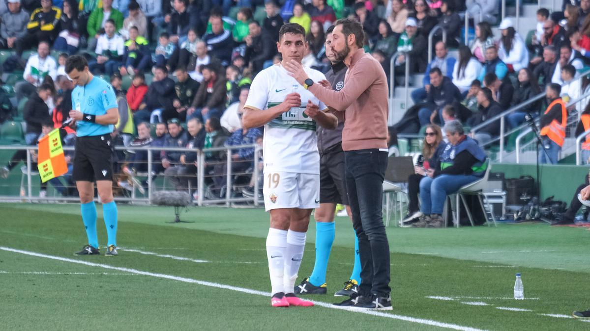 Pablo Machín dialoga con Eze Ponce durante el partido contra el Villarreal