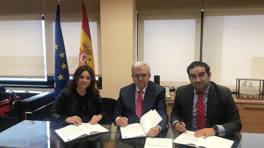 La presidenta de la Mancomunidad de la Costa del Sol, Margarita del Cid, el director general de Acuamed, Francisco Javier Batatech Torres, y el consejero delegado de Acosol, Manuel Cardeña, en Madrid.