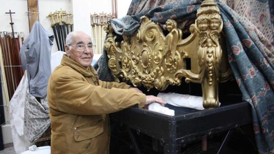 Evaristo Guardado, con uno de los pasos, en la sede de la Real Hermandad.