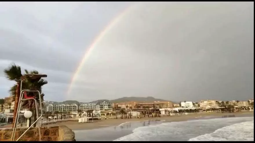 Xàbia despierta con un gran arcoíris que precede a la DANA