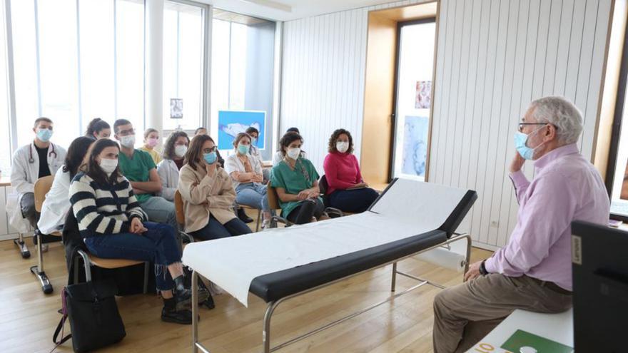 El centro de salud de A Estrada acoge la primera sesión del taller impartido por el doctor Manuel Seco