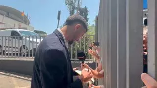 Primer baño de masas de Joan García con los culés