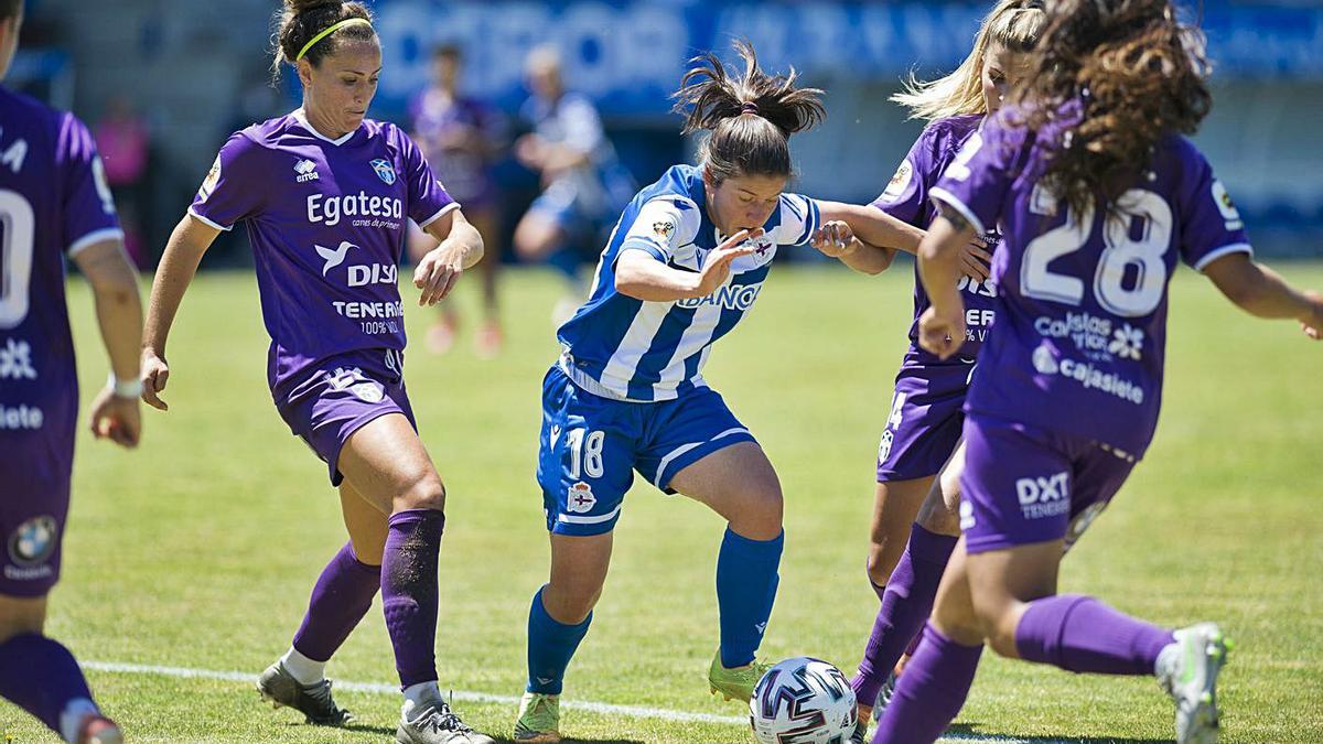 Peke, rodeada de rivales, el pasado sábado contra el Granadilla Tenerife en Abegondo . |  // CASTELEIRO / ROLLER A.