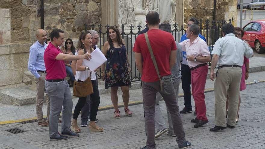 El alcalde de Benavente y la viceconsejera de Ordenación del Territorio, izquierda, con alcaldes de alfoz.