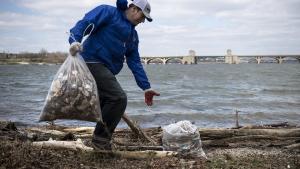 Un voluntario recogiendo basura plástica en Baltimore (EEUU)