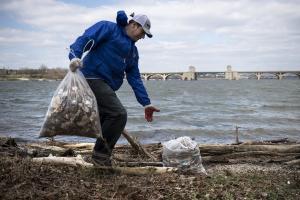 Un voluntario recogiendo basura plástica en Baltimore (EEUU)