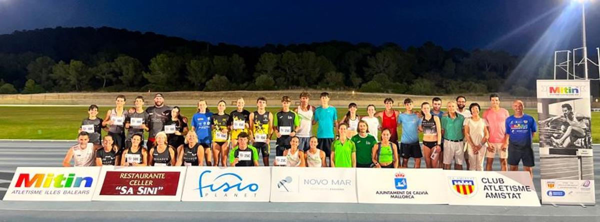 Organizadores y atletas posan en Magalug.