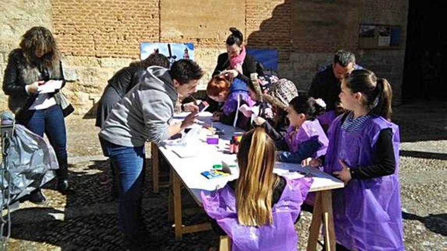 Decenas de niños se acercan a la fiesta y sus singularidades con los talleres &quot;Infancia nazarena&quot;