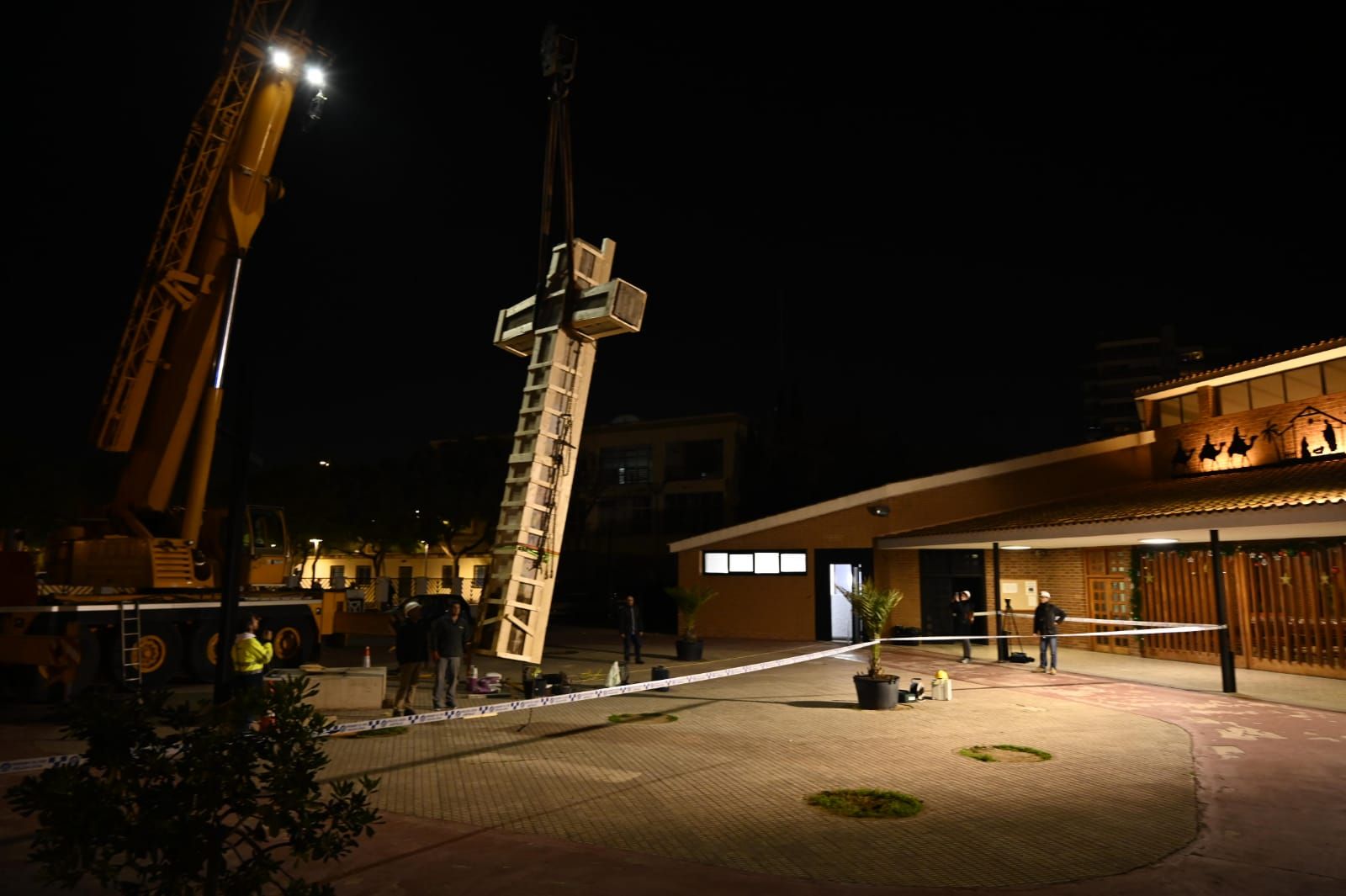 Todas las imágenes de la retirada de la cruz del Ribalta en Castelló