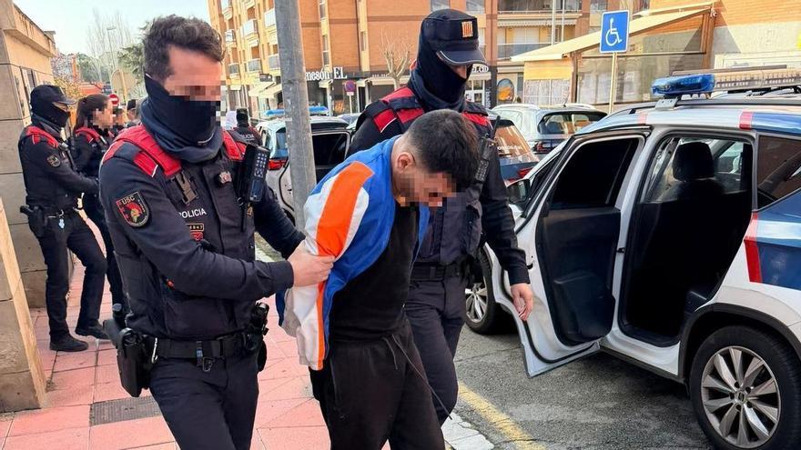 VÍDEO | Quatre detinguts a Lloret en un operatiu contra una banda internacional de tràfic d’armes i drogues
