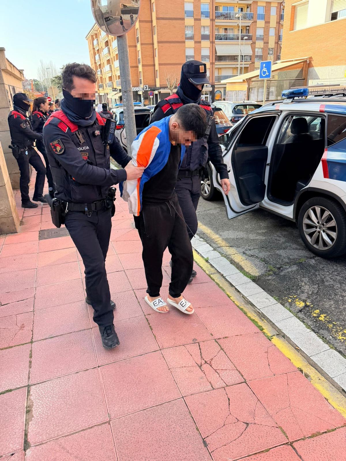 Les imatges de l'operatiu contra una banda internacional de tràfic d’armes i drogues